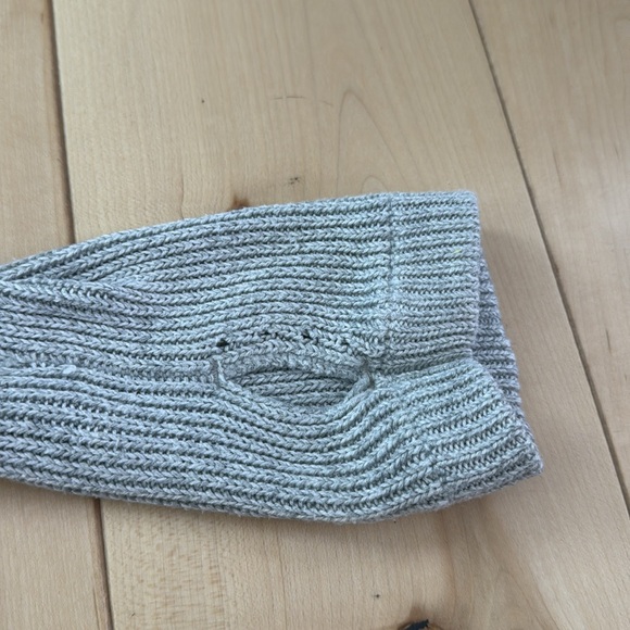 Lululemon sweater light weight size 6 - Picture 4 of 4